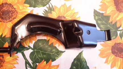 Продаю кронштейн глушителя tiguan