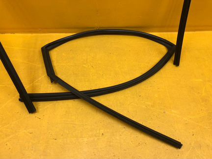 Уплотнитель стекла задний правый Nissan Qashqai