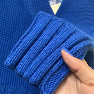 Свитер новый яркий