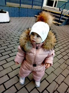 Зимняя шапка с пупсом на кнопке