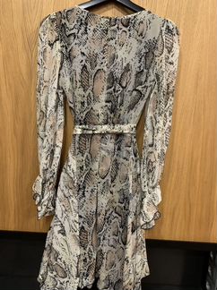 Платье с открытым декольте