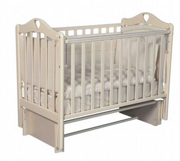 Детская кроватка с маятником