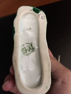 Фарфоровая статуэтка зик, Собачка играющая с ёжик