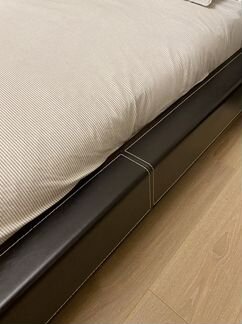 Кровать из натурального дерева и кожи