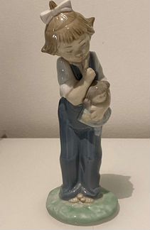 Фарфоровая статуэтка 
