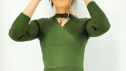 Обтягивающее вязаное платье с вырезом