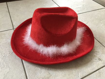 Шикарная шляпа для театральных постановок
