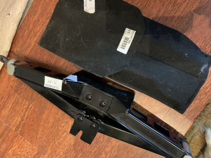 Домкрат ромбический с инструментами