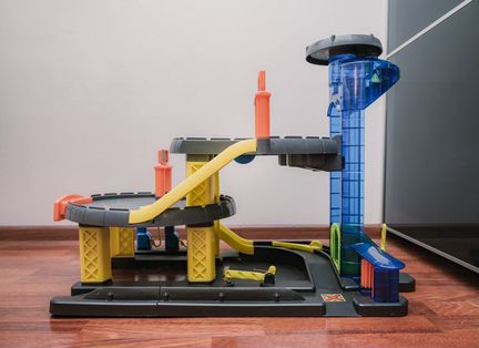 Большой гараж elc. Парковка