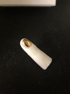 Брошь пин из фарфора «Пальчик» Lourie