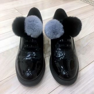 Лаковые ботинки с помпонами