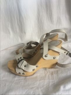 Босоножки на танкетке марки cube