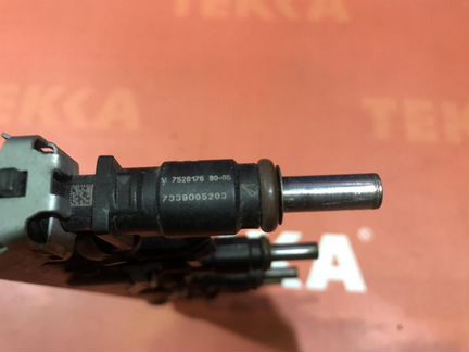 Топливная рампа с форсунками Пежо 308 1