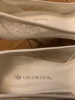 Белые туфли Vigorous