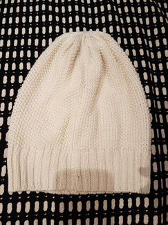 Базовая шапка молочного цвета