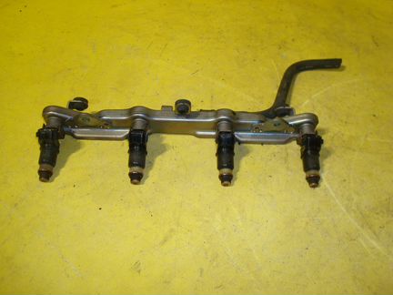 Топливная рампа 1.8л Honda Civic 8 5D 16620R60U01