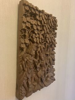 Резное панно из дерева