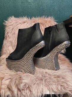 Эффектные туфли в стиле Леди Гага от Jeffrey Campb