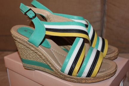 Босоножки на танкетке