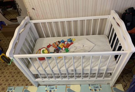 Детская кроватка с маятником