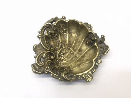 А561 Старинная бронзовая пепельница в виде морской