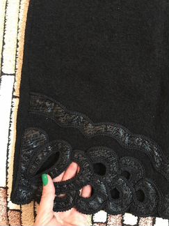 Черная юбка с вышивкой