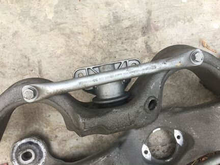 Кронштейн АКПП с подушкой 8E0399115F Audi A4 8E B6